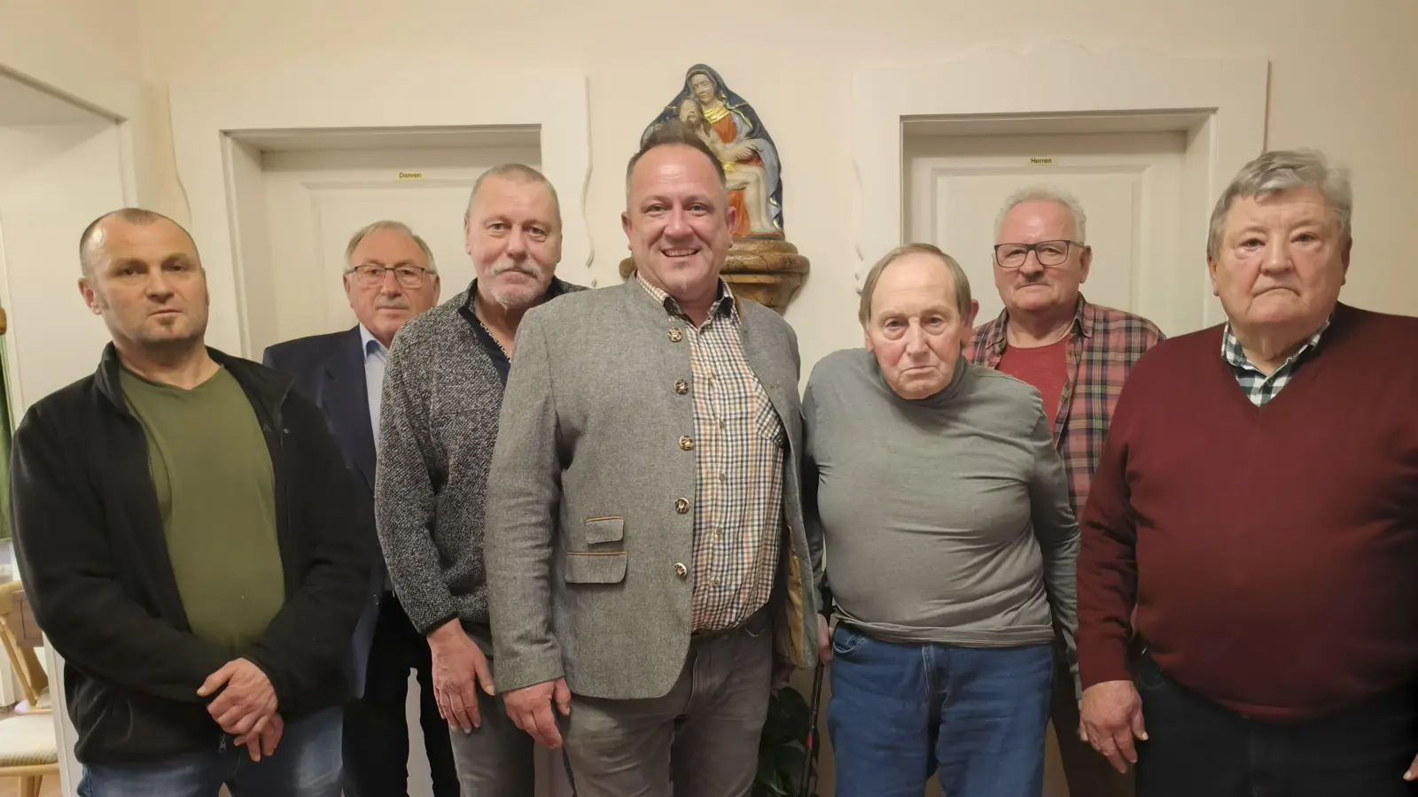 v.l.neuer Schriftführer Michael Krapf, Kreisvorsitzender Georg Brand, Johann Haubner, 1. Vorsitzender Marcus Fritsch, Beisitzer Albert Gollwitzer, 2. Vors. Bruischütz Ludwig und Wolfgang Bruischütz. (Bild: Haubner Johann)