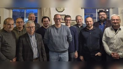 1. Vorstand Christian Stöcklmeier inmitten seiner Vorstandskollegen derRiglasbrünner mit Jubilar Walter Mertel, 1. Bürgermeister Stefan Frank sowie Wahlleiter Stadtrat Christian Weiß. (Bild: Stefan Karg )