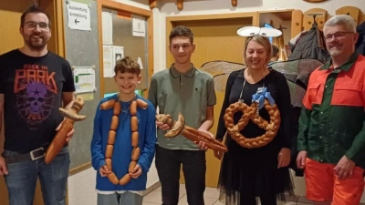 von links: 2. Ritter Martin Bauer, Faschingskönig Johannes Liegl, 1. Ritter Quentin Dietrich, Faschingsliesl Susanne Reinwald, Schützenmeister Christian Schörner. (Bild: Stefanie Richter)