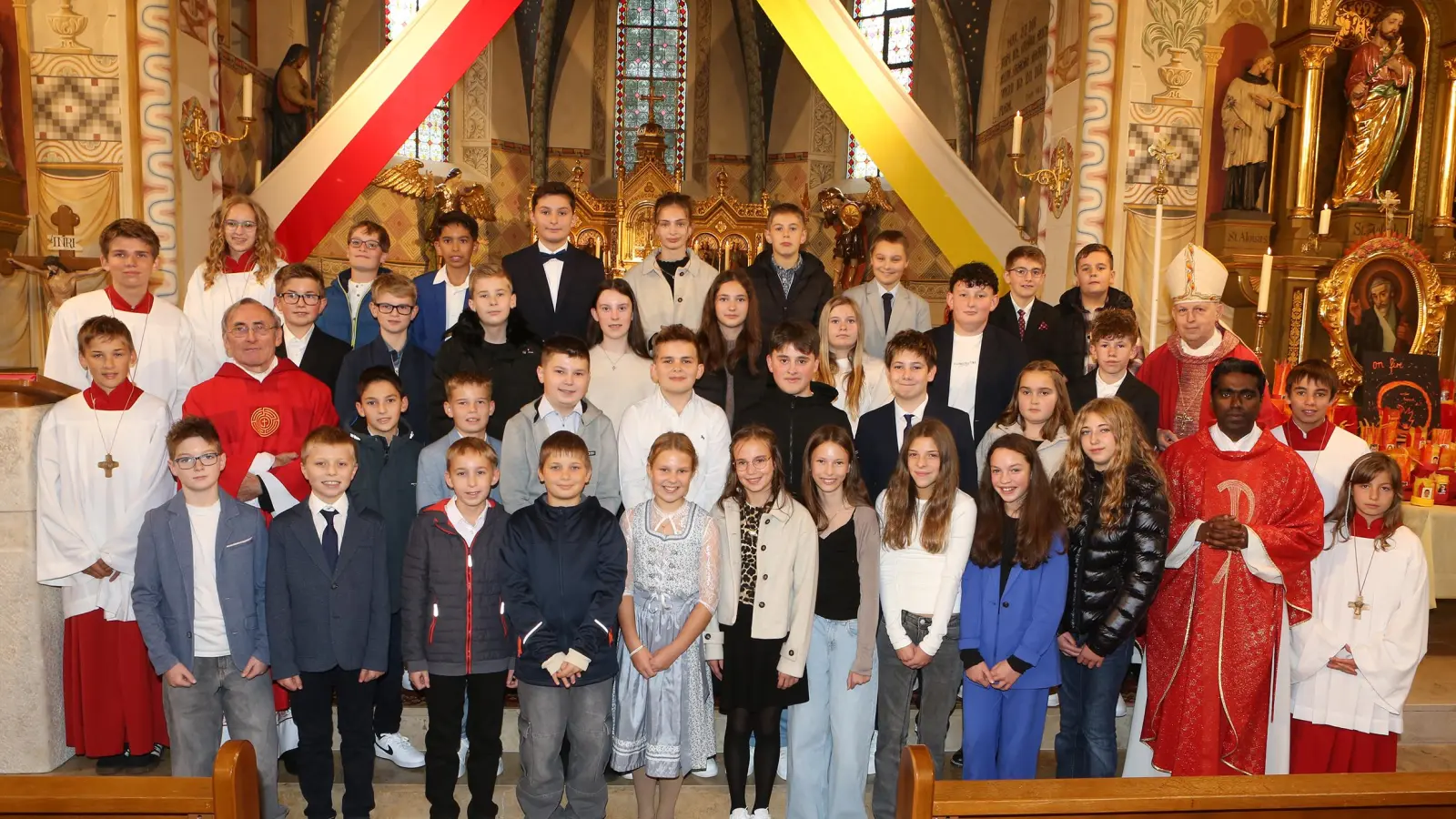 Firmkinder Altendorf Weidenthal Gleiritsch mit Weihbischof Pappenberger. (Bild: Foto Kraus Oberviechtach)