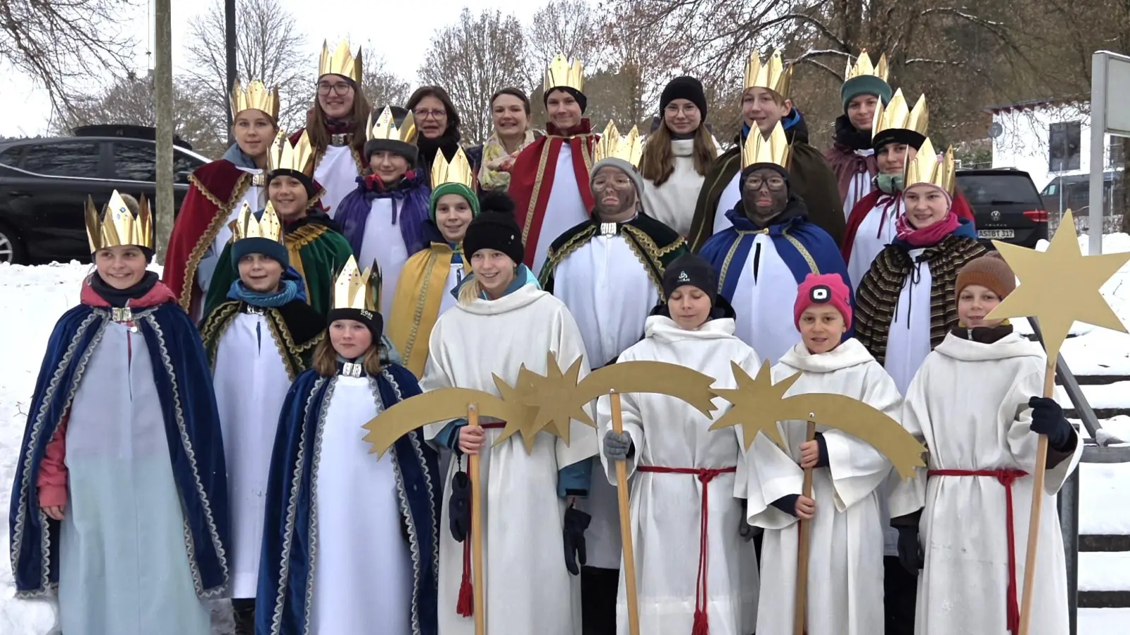 29 Kinder, aus katholischen und evangelischen Familien, waren in der katholischen Pfarrei Illschwang unterwegs; (obere Reihe/4. und 5. von links) Veronika und Lisa Falk (Hauptorganisatoren der Aktion). (Bild: Stefanie Glaser)