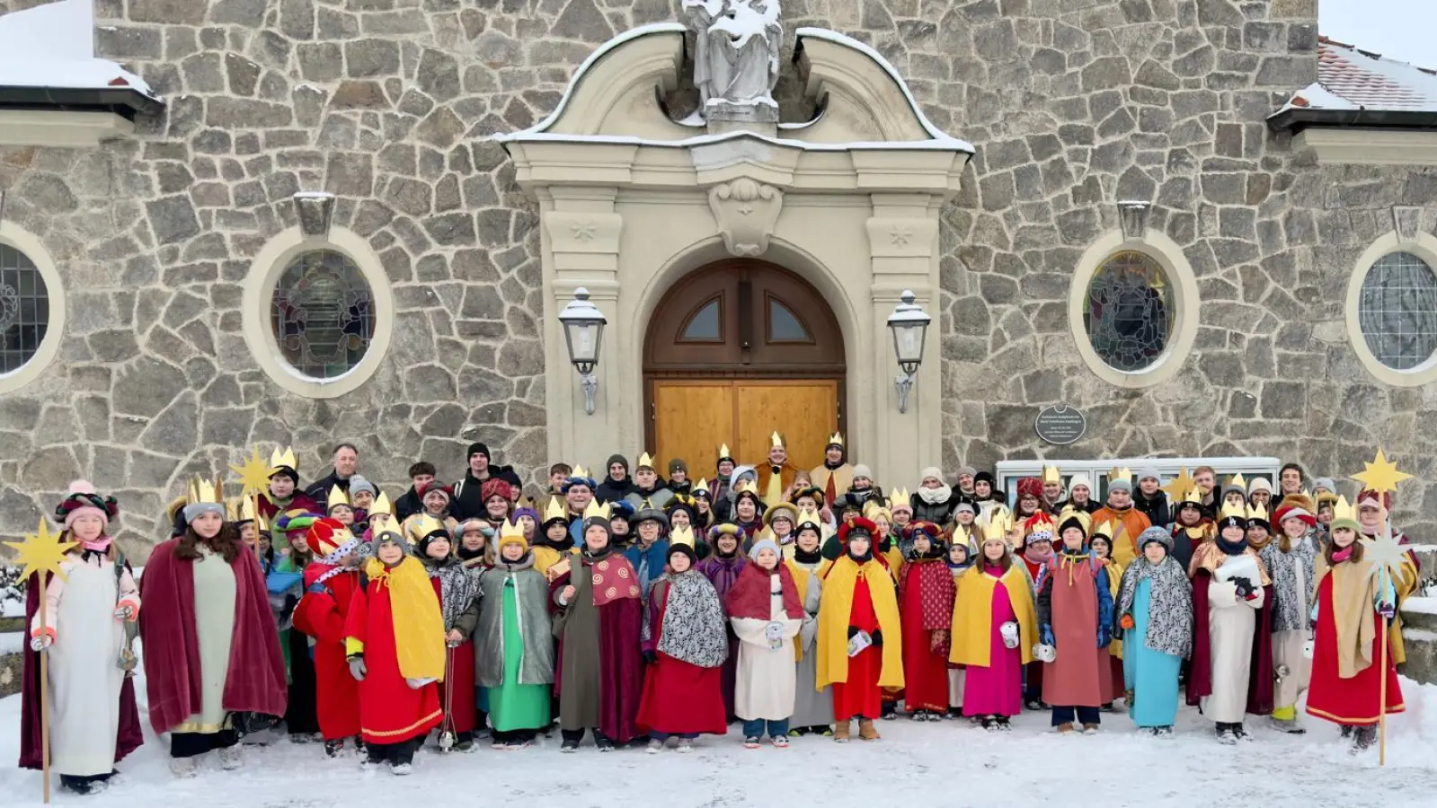 Ministrantinnen und Ministranten der Pfarreiengemeinschaft bei der Aussendungsfeier. (Bild: Werner Hanauer)