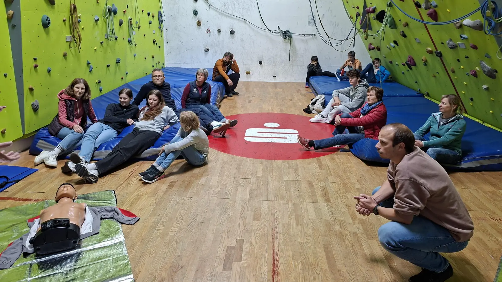 Die Teilnehmer des Erste Hilfe Kurses warten auf Anweisungen des Referenten  (Bild: Elke Geck-Neidl)