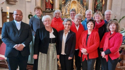 Pfarrer Michael und die beteiligten Gruppen der Maiandacht. (Bild: Egon Böhm)