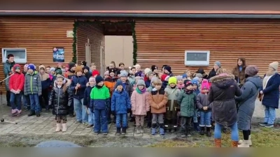 Die Kinder sangen mit Begeisterung ihr Lied: Dicke rote Kerzen (Bild: Sigrid Reger-Scharf)