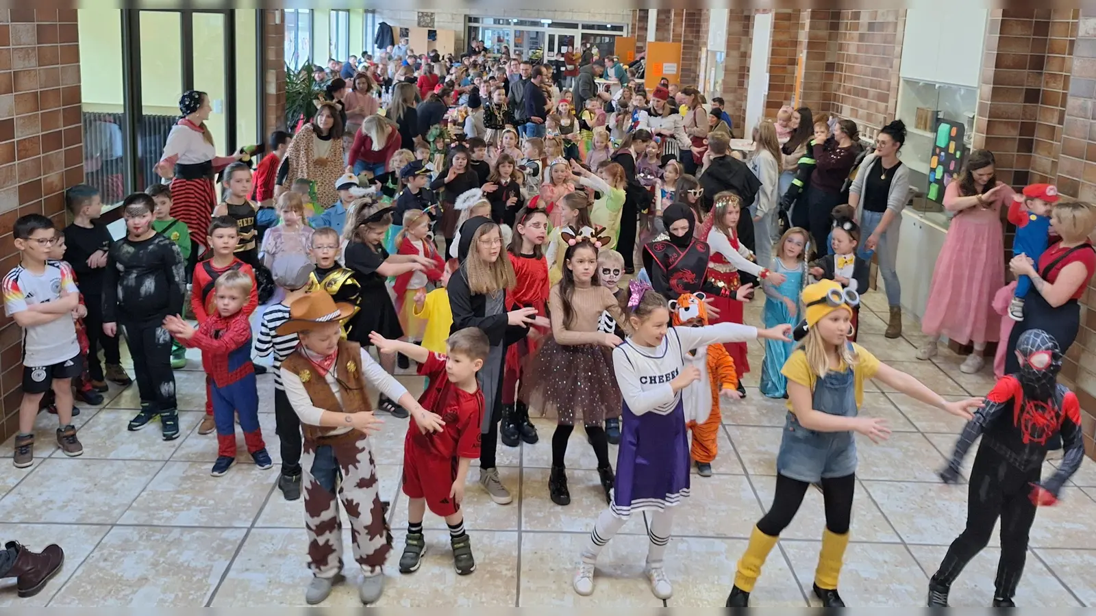 Ausgelassene Stimmung am Kinderfasching in Schmidgaden. (Bild: Anita Ries)