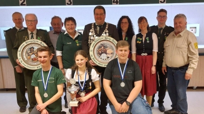 von links: vorn knieend: Nicolas Laurer Jugendkönig, Alisa Kopp 1. Jugendritter, Josias Greck 2. Jugendritter, 2. &amp; 3. Reihe: Werner Söhnlein,2. Ritter aufgelegt, Helmut Schötz König aufgelegt, Ludwig Kopp 1. Ritter aufgelegt, Margit Dehling Schützenlies´l, Roland Prügel Schützenkönig, Tanja Hüttner 1. Ritter, Katharina Laurer 2. Ritter, Andreas Müller Vereinsmeister, Ernst Danhauser 1.auf Wanderpokal.  (Bild: Hans Sieß)