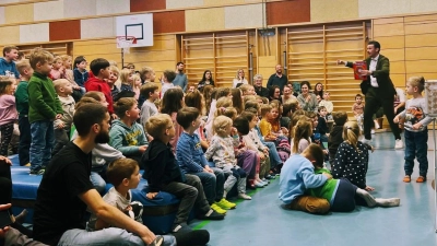 Zauberkünstler Marius Koslowski begeistert die Mitglieder der Pirker Turnabteilung  (Bild: Lorina Schönig)