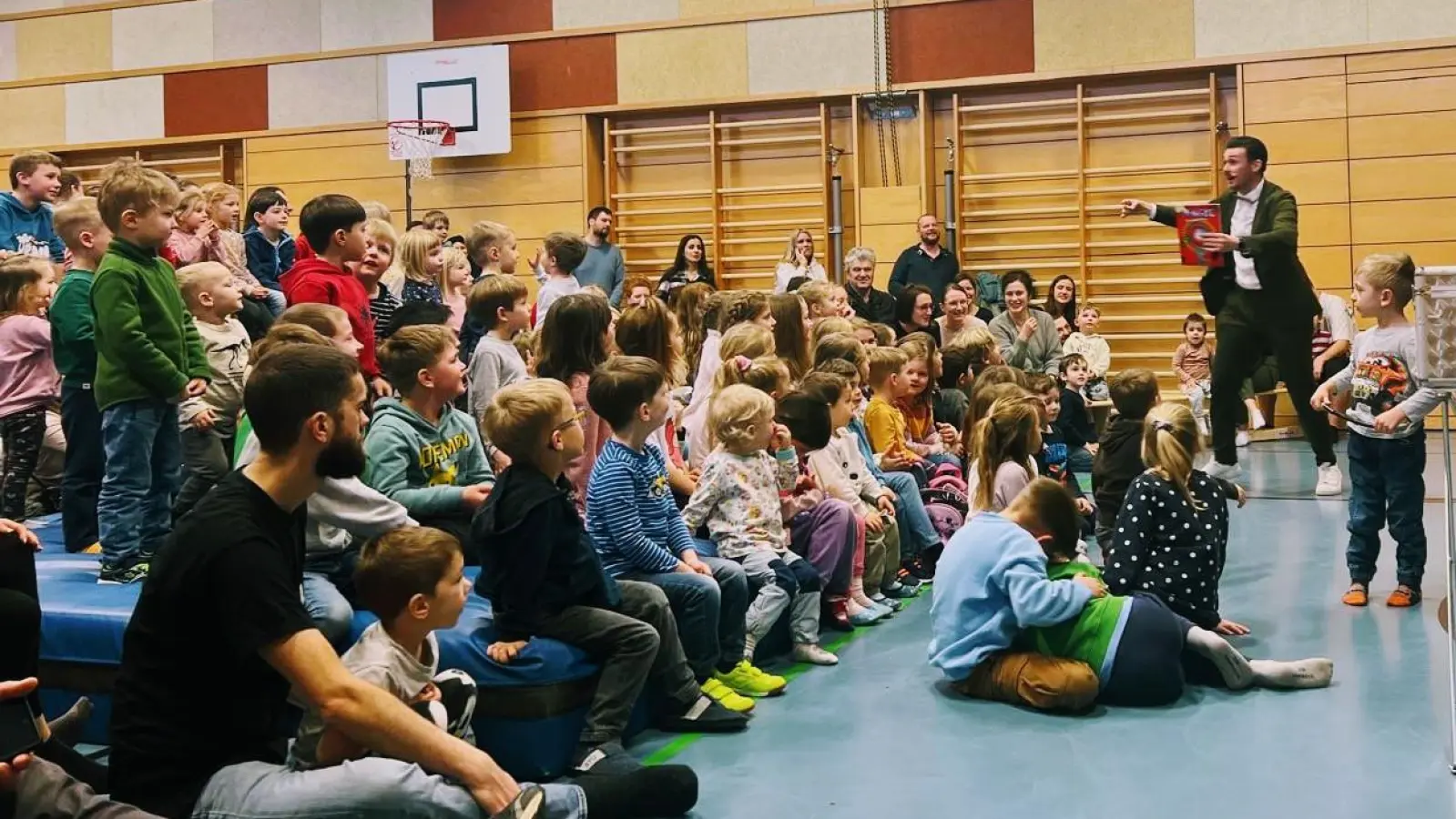 Zauberkünstler Marius Koslowski begeistert die Mitglieder der Pirker Turnabteilung  (Bild: Lorina Schönig)