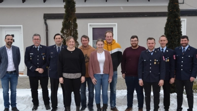 Verdiente Feuerwehrleute wurden befördert. (Bild: Peter Garreiss)
