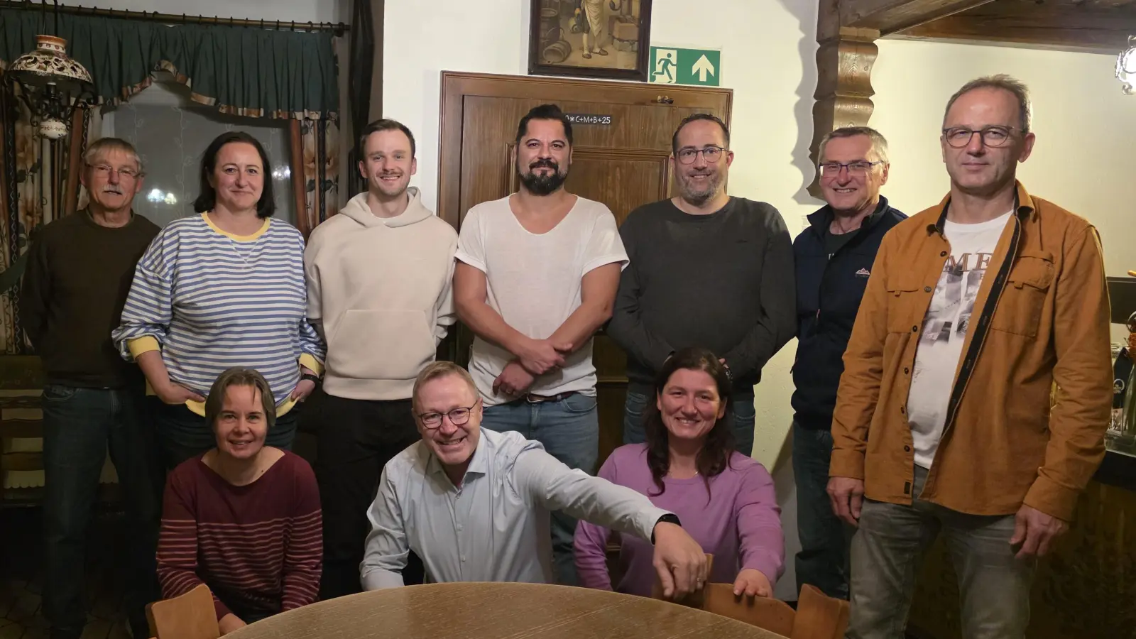 die neue Vorstandschaft mit Bezirksvorsitzenden Christian Bleyer vo.mi und Vors. Marco Martinez hi.mi.  (Bild: Georg Lehner)