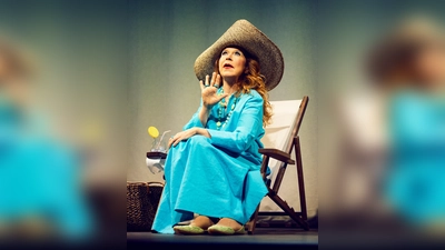 Das Pressefoto zeigt eine Szene aus der Komödie „Eine Mordsfreundin“, die im Stadttheater Amberg gastiert. (Bild: Franziska Strauss)