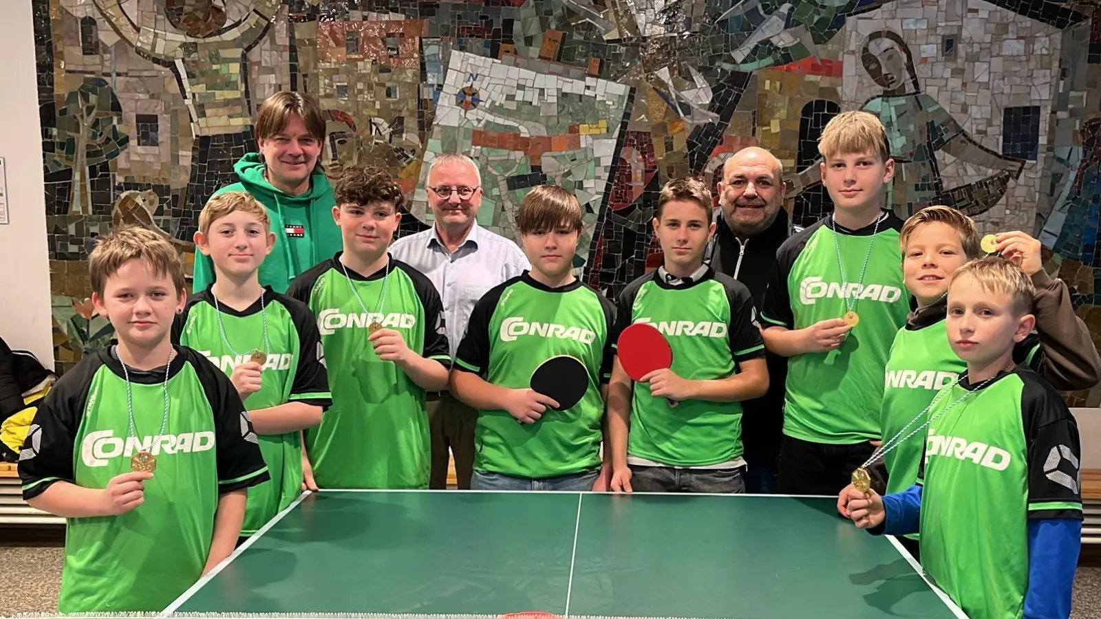 Stolz zeigten die Schüler der Dreifaltigkeits-Mittelschule ihre erreichte Goldmedaille ihrer Schulleitung, v.l. Luca Hoffmann, Christian Ulrich, Konrektor Armin Küst, Noel Schmidt, Rektor Udo Leitz, Marlon Schürz, Christian Berce, Betreuer Thomas Gebele, Alexander Ziebert, Gleb Maas, Alex Berce; auf dem Bild fehlt Balu Viszt. (Bild: Thomas Gebele)