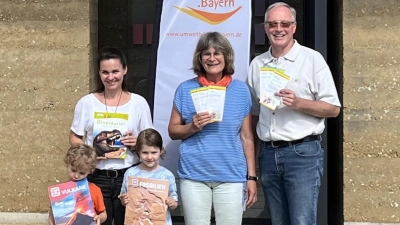 Die Mitarbeiter des GEO-Zentrums v.l..n.r. Sabine Steiner, Andrea Mack, Dr. Frank Holzförster mit Louis und Michael vor dem neuen Erdbodenhaus. (Bild: Heike Holzförster)