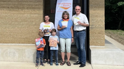 Die Mitarbeiter des GEO-Zentrums v.l..n.r. Sabine Steiner, Andrea Mack, Dr. Frank Holzförster mit Louis und Michael vor dem neuen Erdbodenhaus. (Bild: Heike Holzförster)
