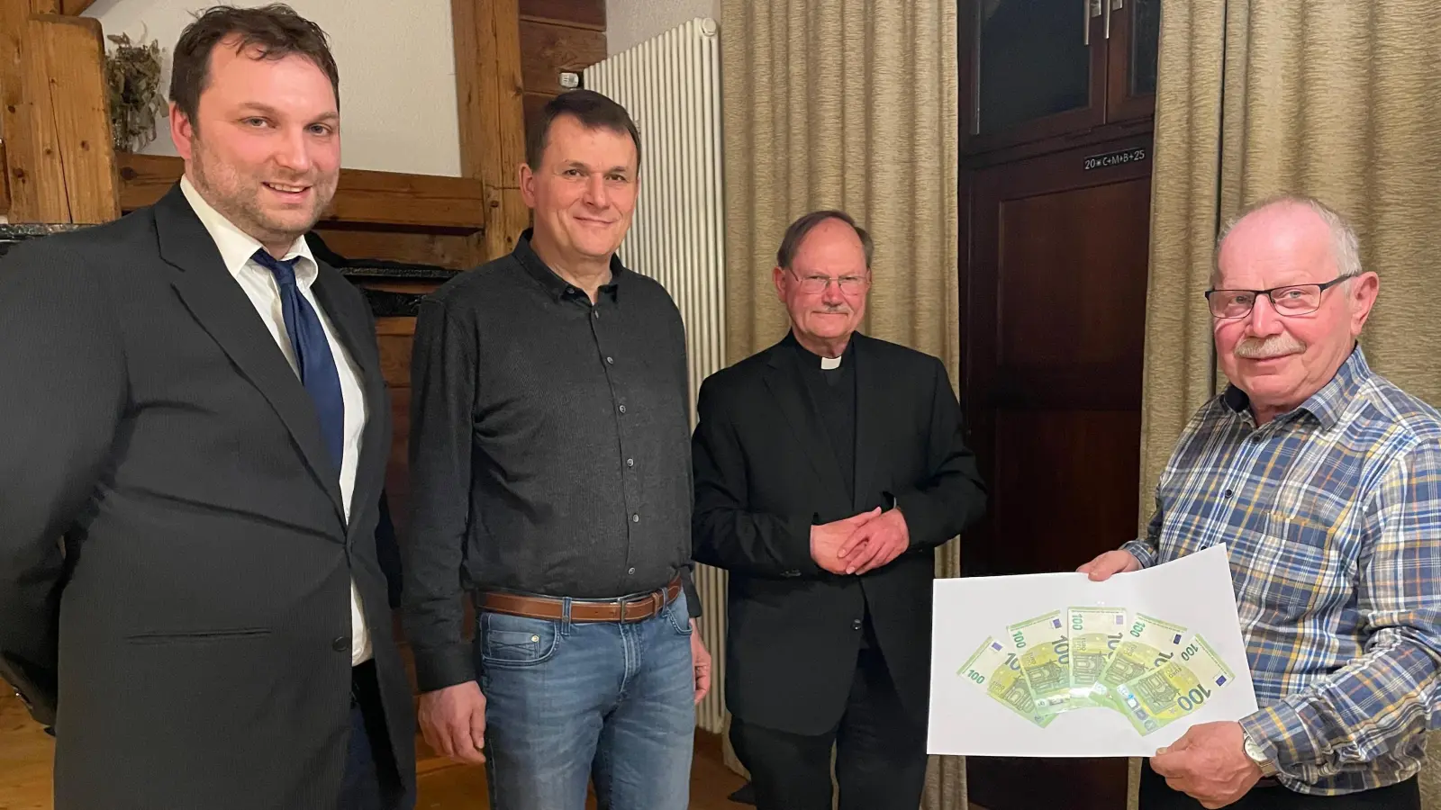 Von links: Markus Schreyer, Rudi Übelmesser, Pfarrer Heribert Stretz, Robert Steinkohl. (Bild: Markus Schreyer)