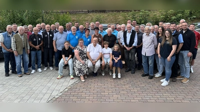 Max Kick (vorne Mitte) feiert mit Familie und vielen Vereinen und Gremien seinen 75. Geburtstag. (Bild: Franz Völkl )