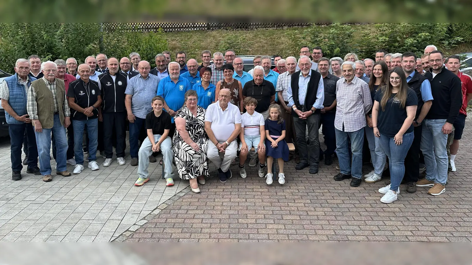 Max Kick (vorne Mitte) feiert mit Familie und vielen Vereinen und Gremien seinen 75. Geburtstag. (Bild: Franz Völkl )