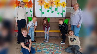 Schüler mit dem Gewinn und den beiden Schwimmlehrerinnen Susanne Staudinger und Diana Troidl. (Bild: Birgit Enders)