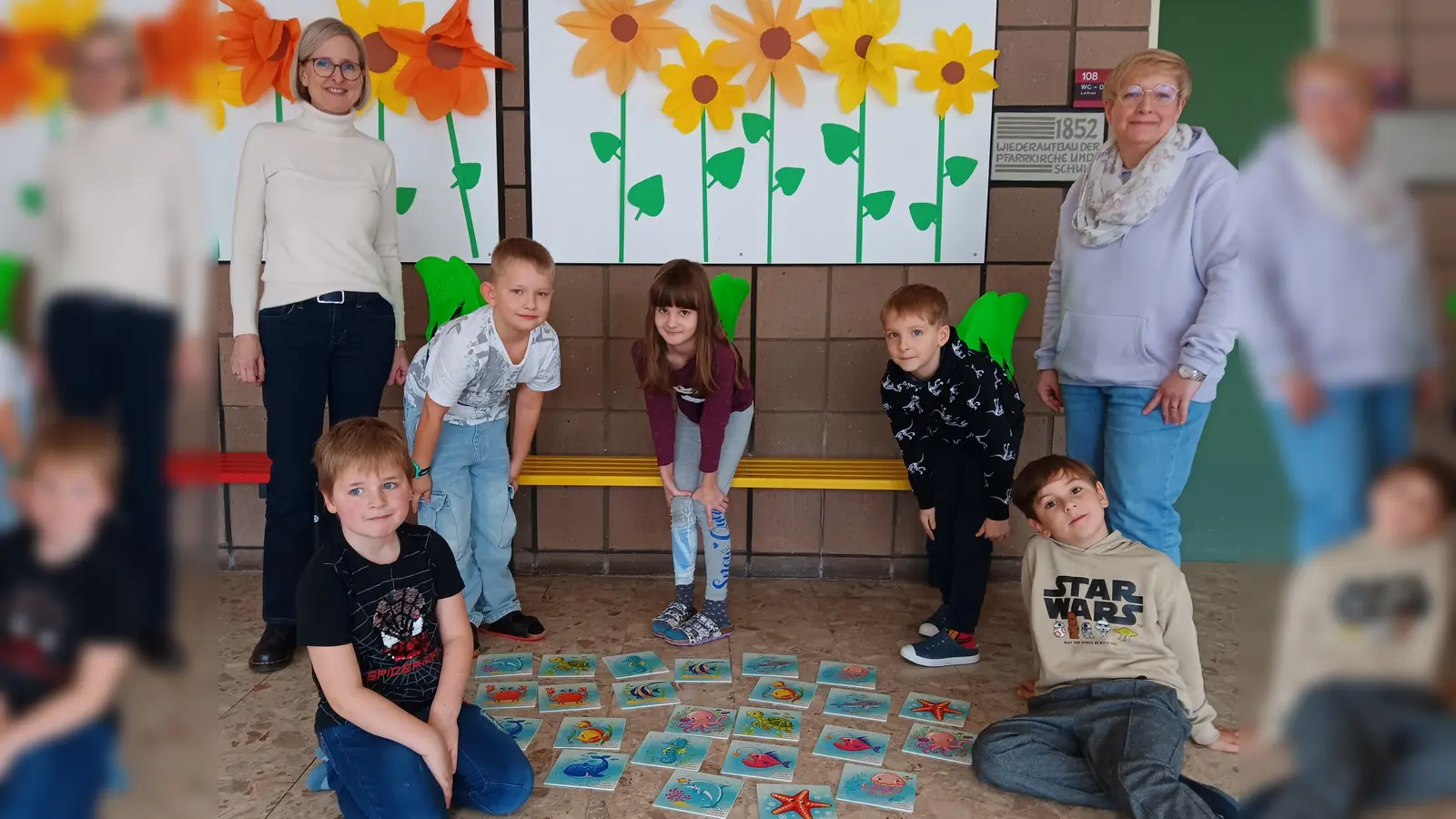 Schüler mit dem Gewinn und den beiden Schwimmlehrerinnen Susanne Staudinger und Diana Troidl. (Bild: Birgit Enders)