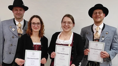 Um mehr als 20 neue Mitglieder ist der Trachtenverein „D'Haidnaabtaler” gewachsen. Und wer drin ist, gehört gern dazu: Das beweisen langjährige Mitglieder wie (von rechts) Vorsitzender Johannes Pamler, Franziska Heser und Silke Reis. Links Vizevorsitzender Matthias Wegmann. (Bild: Monika Pemp)