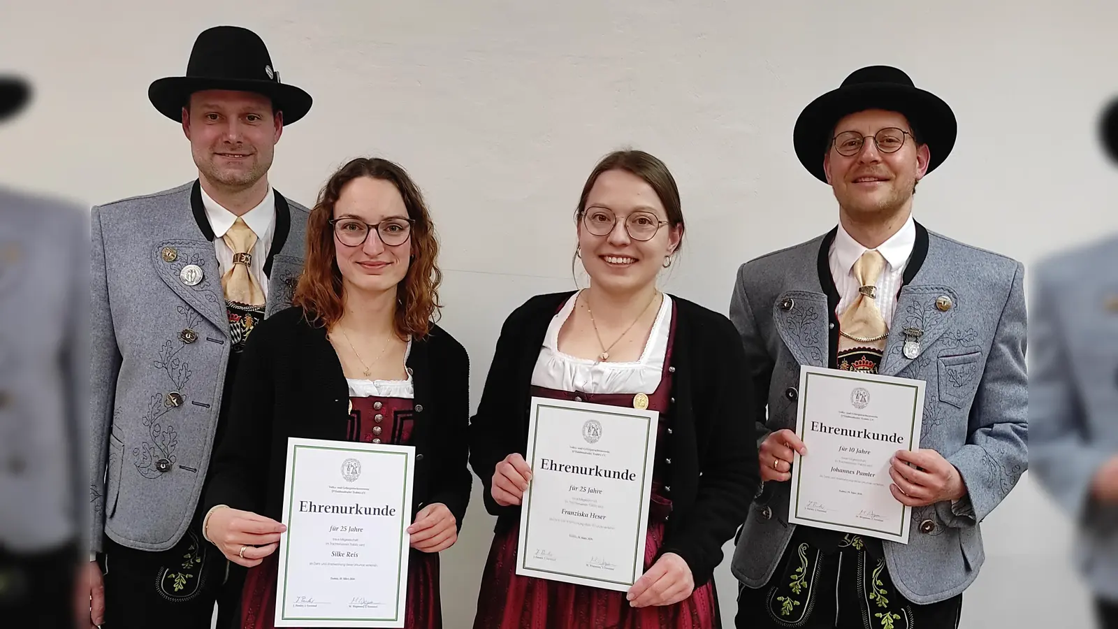 Um mehr als 20 neue Mitglieder ist der Trachtenverein „D'Haidnaabtaler” gewachsen. Und wer drin ist, gehört gern dazu: Das beweisen langjährige Mitglieder wie (von rechts) Vorsitzender Johannes Pamler, Franziska Heser und Silke Reis. Links Vizevorsitzender Matthias Wegmann. (Bild: Monika Pemp)