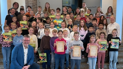Foto von links: Vorne Klaus Schuster/Vorsitzender OGV Waldsassen, Silvia Engel/OGV-Vorstandsmitglied, Natalie Wolf/Klassenleisterin 4a, Simone Wolff-Köstler/Klassenleiterin 4b, Constanze Kaiser/Klassenleiterin 4c, Corinna Stark/Schulbegleiterin 4c und Rektorin Karin Gleißner.<br> (Bild: Klaus Schuster )