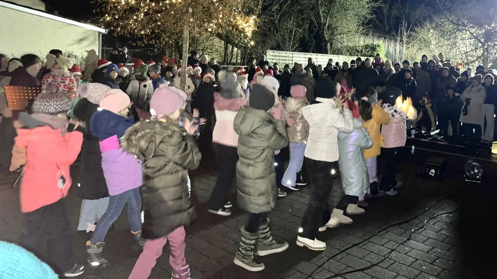 Aufführungen auf dem geschmückten Pausenhof der Grundschule Poppenricht (Bild: Carla Krammer)