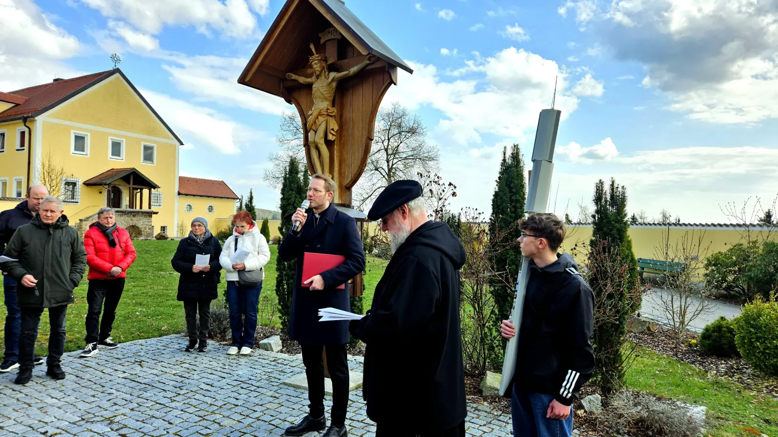 Gemeinsames Gebet unter Frühlingssonne: Landespräses Domvikar Christoph Wittmann (3.von rechts) und Bezirkspräses P. Alban Siegling (2.von rechts) führten die Kolpingmitglieder entlang der 14 Kreuzwegstationen um den Miesberg. (Bild: Karl Rauch)