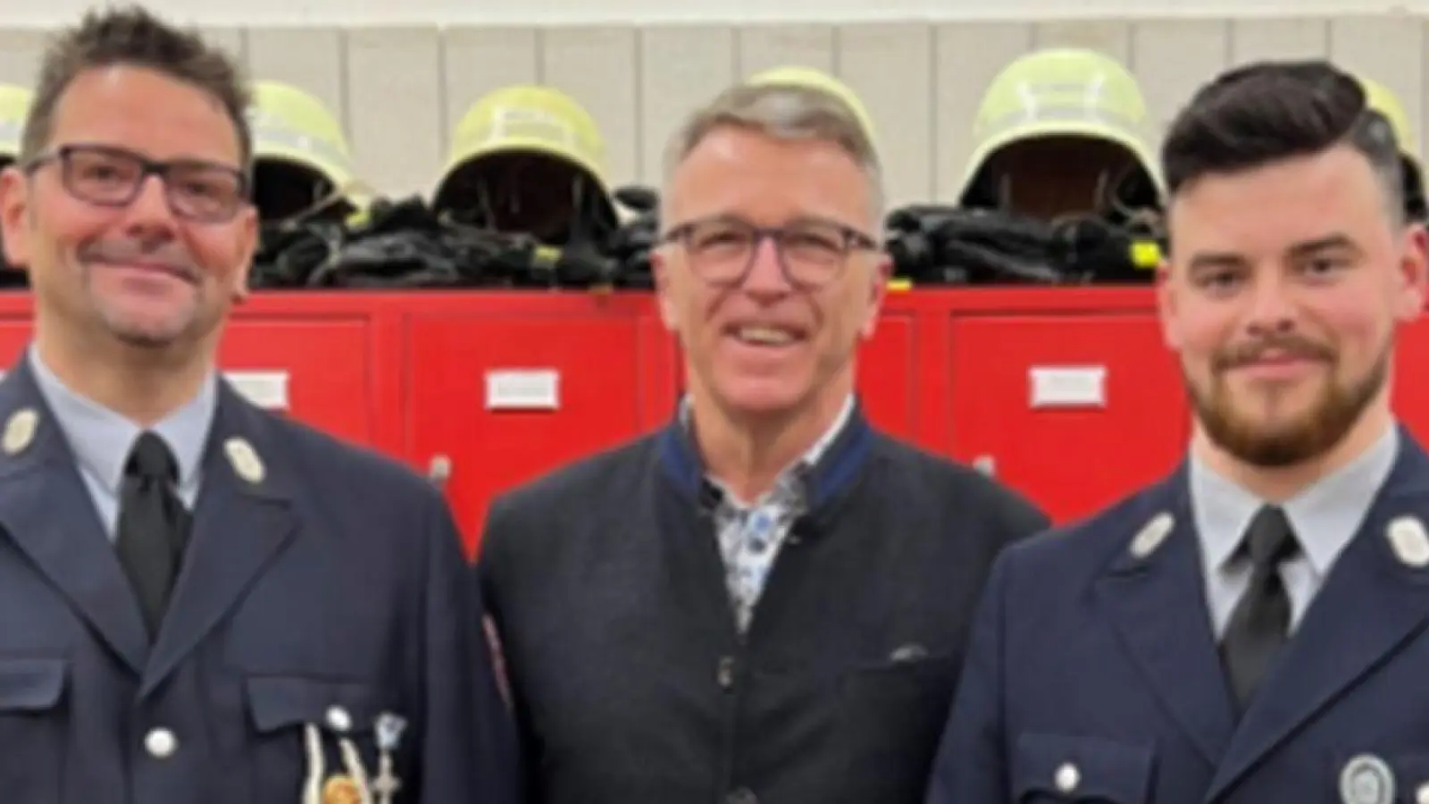 Bürgermeister Franz Stahl (Mitte) gratulierte Kommandant Martin Mark (links) und Zweitem Kommandant Bastian Mark (rechts) zur Wahl. (Bild: Feuerwehr Rosall/exb)