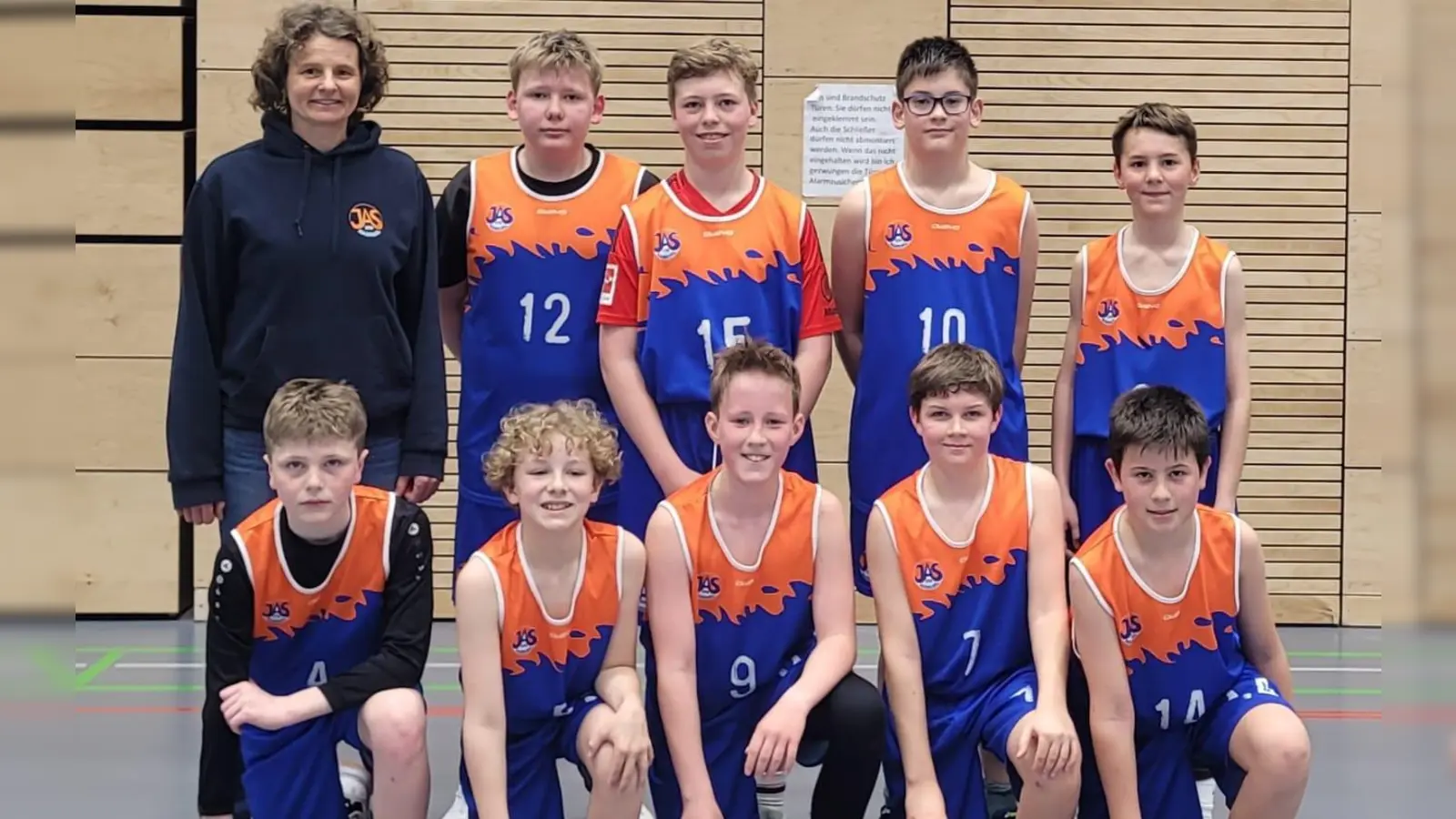 Das Bronze-Team: h. v. l.: Trainerin Barbara Meier, Leon Schiller, Johann Katens, Felix Schießl, Johannes Bierler. V. v. l.: Tobias Herrmann, David Schwarz, Dominik Ram, Max Gradl, Michael Rohr<br>Es fehlen Hassan Blasini, Luis Böhm und Johannes Forster. (Bild: Thomas Ehrhardt)