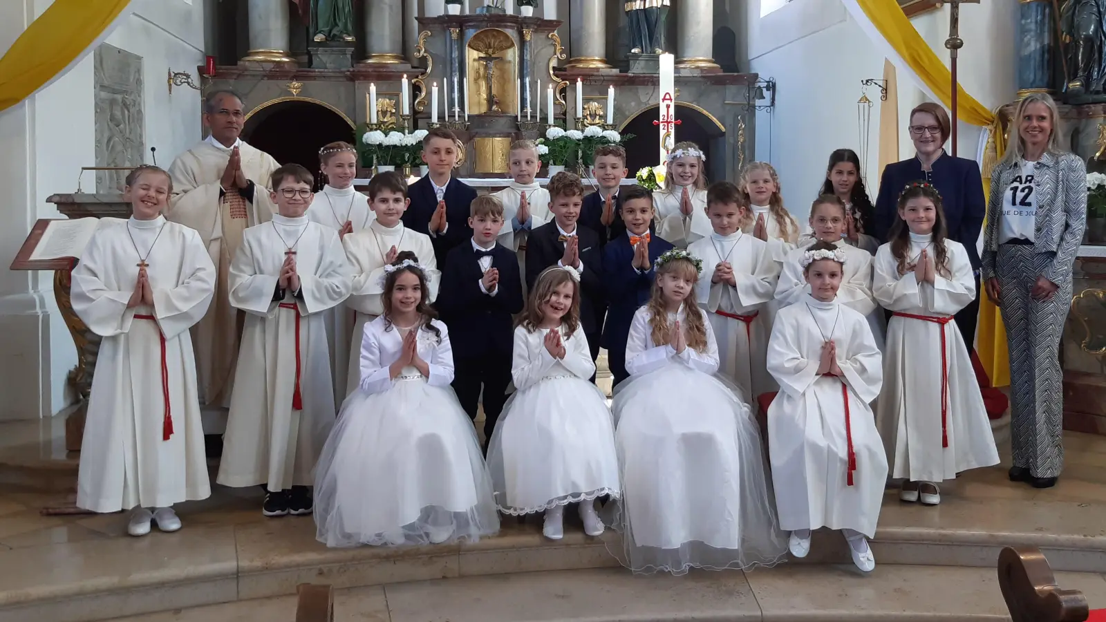 Die Parksteiner Erstkommunionkinder mit Pater James Mudakodil (hinten links) sowie Rektorin Silke (rechts) Heinzmann und Religionslehrerein Anita Pollok (hinten, Zweite von rechts)  (Bild: Margit Ringer)