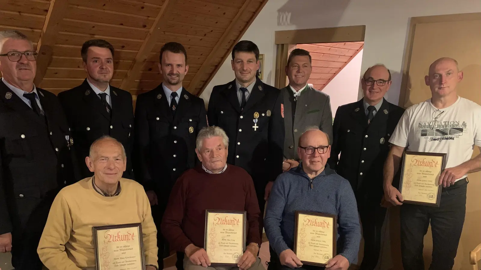 FFW Vöslesrieth ehrt langjährige Mitglieder für ihre Treue und Verdienste. Vorne links beginnend: Hans Kirschsieper (40 J.), Max Krug (70 J.), Erwin Völkl (50 J.) und Günter Völkl (hi. rechts 40 J.) . Die gesamte Vorstandschaft und auch 1. Bürgermeister Rainer Rewitzer gratulierten die Geehrten. (Bild: Manuela Brey)