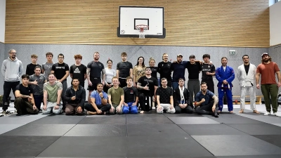 Erwachsene Jiu JItsu - Kämpfer beim Turnier im Dezember. (Bild: Andreas Fachtan)