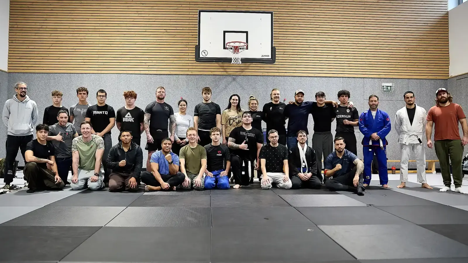 Erwachsene Jiu JItsu - Kämpfer beim Turnier im Dezember. (Bild: Andreas Fachtan)