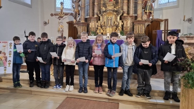 Die Kommunionkinder beim Singen ihres Mottoliedes „Jesus sagt, ihr seid meine Freunde”. (Bild: Stephanie Lederer)