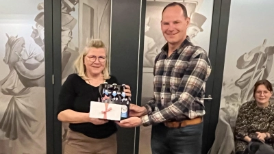 Harald Friedrich dankte bei der Jahreshauptversammlung der Pistenschwinger Sportwartin Rosi Ohla für die bisherige Leitung der Skigymnastikabende.  (Bild: Gerald Morgenstern)