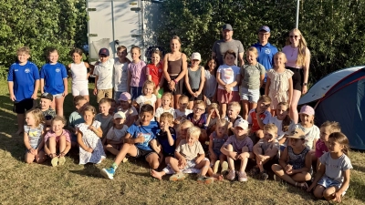 Der Tennis-Nachwuchs mit Organisatoren Mathias Götz, Simon Döllinger und Constanze Hartwig (obere Reihe von links) (Bild: Constanze Hartwig)