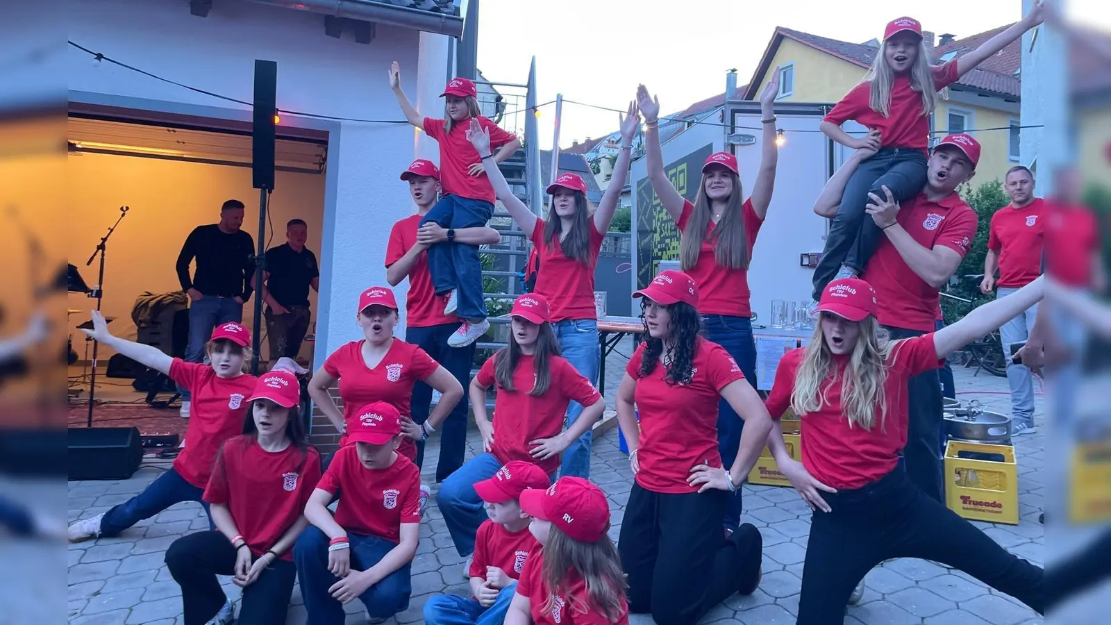 Besonders begeisterten die Kinder und Jugendlichen des Schiclub Pleystein, die mit viel Engagement und Freude ein abwechslungsreiches Programm einstudiert hatten.  (Bild: Alex Schön)