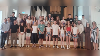 Eröffnungsveranstaltung mit Teilnehmenden und links: OB Michael Fritz, OStR Tobias Kober (MB-Dienststelle) und Ltd. OStD Carsten Böckl (MB), Mitte: Michael Rischke (stellv. Landrat), rechts: OStD Georg Meyer (SL MRG), StDin Christine Wutz (MB-Dienststelle) und OStRin Bianca Rauchenberger (stellv. Internatsleitung Max Reger).  (Bild: Anita Rotheigner/MRG )
