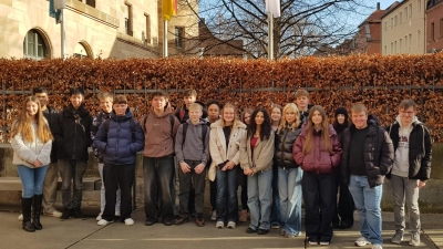 Klasse 10a und 10b der Wirtschaftsschule Weiden vorm Memorium. (Bild: Sonja Messer)