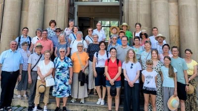 Die Teilnehmer des Pfarrausflugs mit Pfarrer Alfons Kaufmann und dem aus Oberviechtach stammenden Pastoralreferenten Andreas Fleischer vor der Schlosskirche in Bayreuth. (Bild: Anita Niebauer)