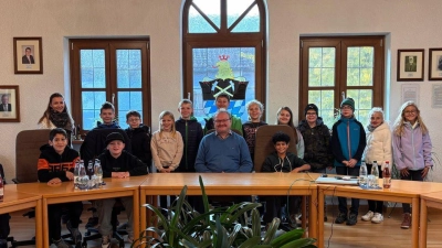 Die Klasse 4 der Josef-Voit-Grundschule Freihung mit Klassenlehrerin Sabine Hüttner und Bürgermeister Uwe König im Sitzungssaal (Bild: Sabine Hüttner)