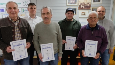Ehrungen mit Urkunden und Ehrennadel gab es für 25 bis 60 – jährige treue Mitgliedschaft beim SV Floß. Von links: Hermann Gradl, Vorsitzender Alex Meier, Josef Striegl, Lukas Schaller, Werner Lehner und 2. Vorsitzender Stefan Kraus. (Bild: Lehner)