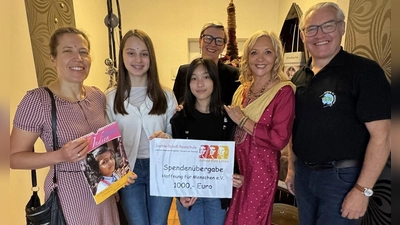 Spendenübergabe der Sophie-Scholl-Realschule (Bild: Monika Blendl)