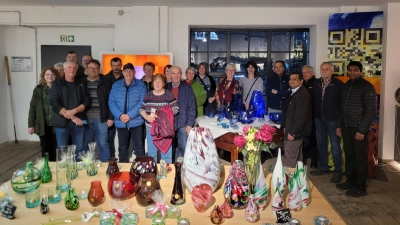 Die Teilnehmer der Betriebsbesichtigung in der Glasgalerie der Glashütte Lamberts (Bild: Stefanie Reichl)