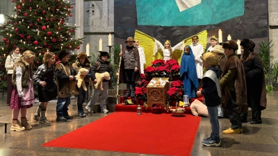 Im Pirker Krippenspiel sorgten hartnäckige Engel dafür, dass Maria und Josef wenigstens in einem Stall Quartier bekamen. (Bild: Peter Wasel)