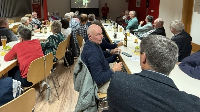 Stefan Hartwig erläutert die Bestimmungsmerkmale von Pilzen. (Bild: Gerhard Scharl)