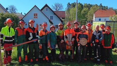 Eine Gruppe der FFW Iber absolvierte den Motorsägenkurs am Spannungssimulator des Amt für Ernährung, Landwirtschaft und Forsten Amberg. (Bild: Sebastian Gebhard)