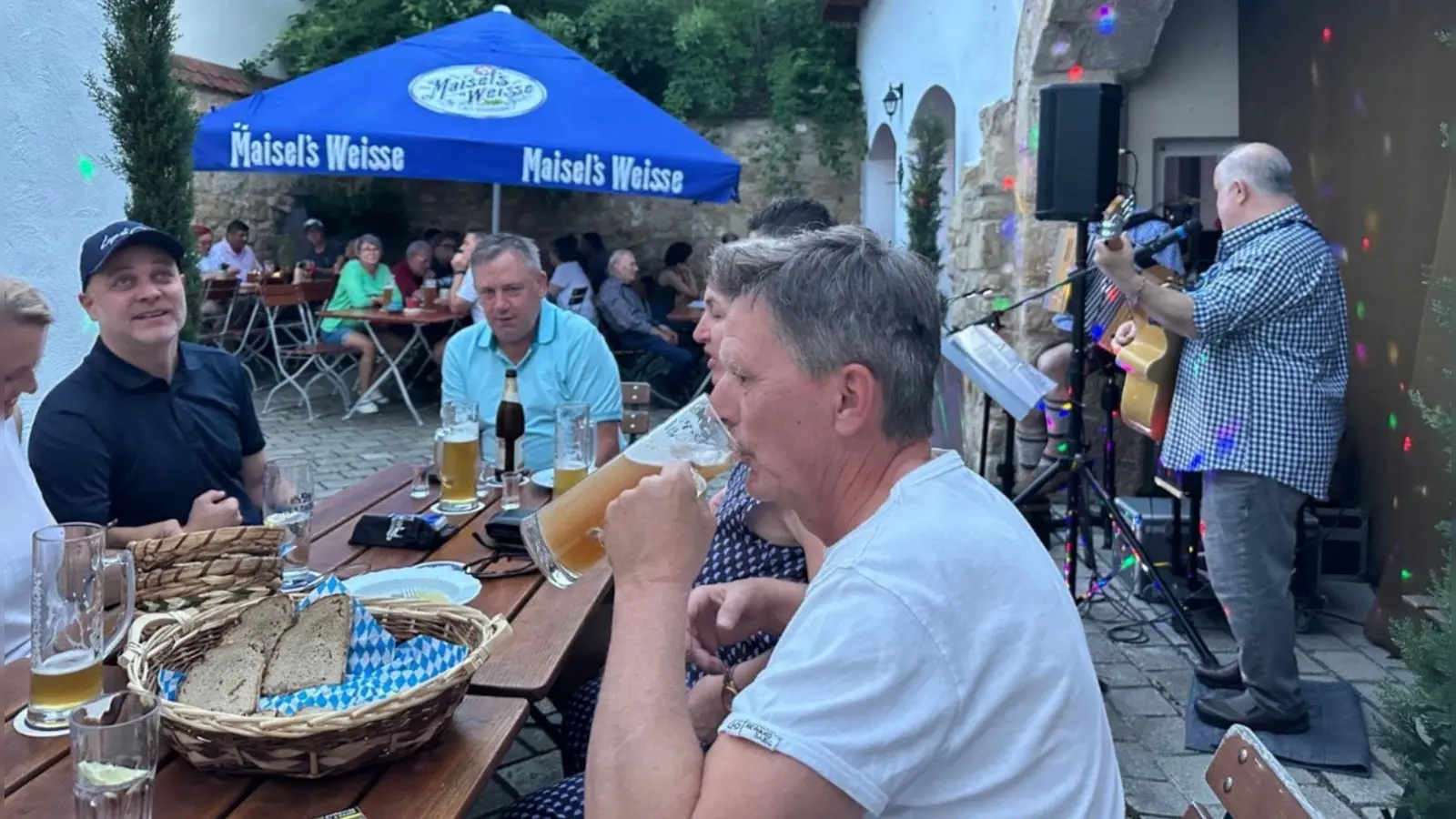 Zoigl Abend im Biergarten mit Musik und süffigen Zoigl. (Bild: Barbara Hößl-Bauer)